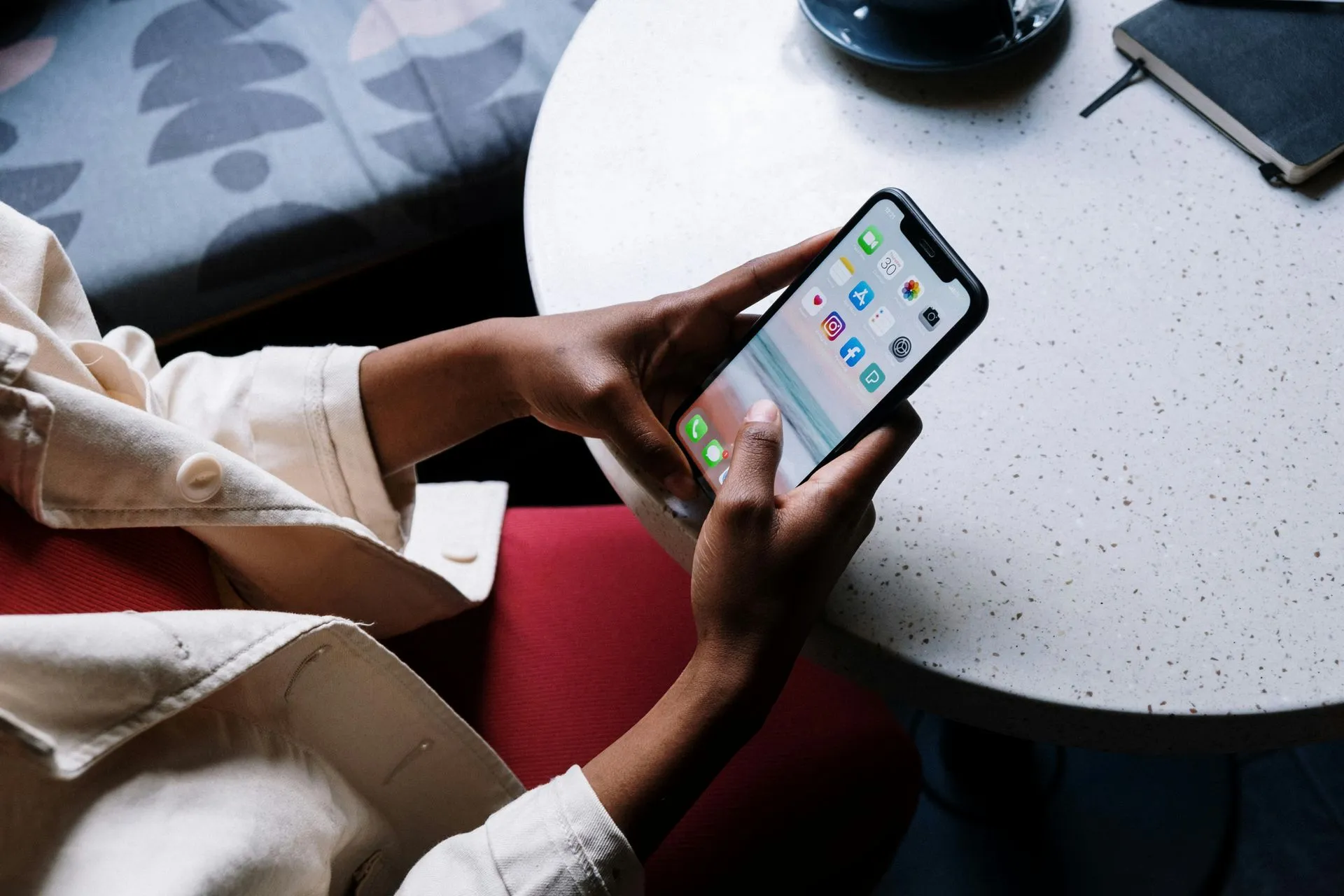 How Social Media Drives Last-Minute Hotel Bookings?